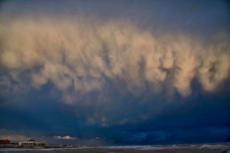 Le nuvole su Ostia: quando il cielo racconta il tempo
